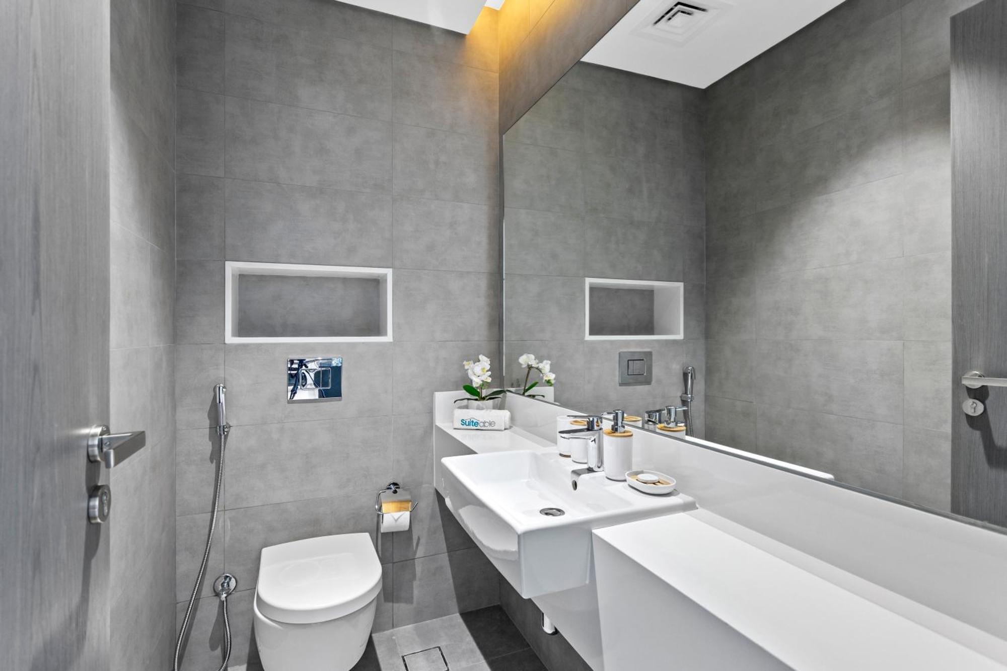 Premium 1-br With Exquisite Layout In District One Apartment *