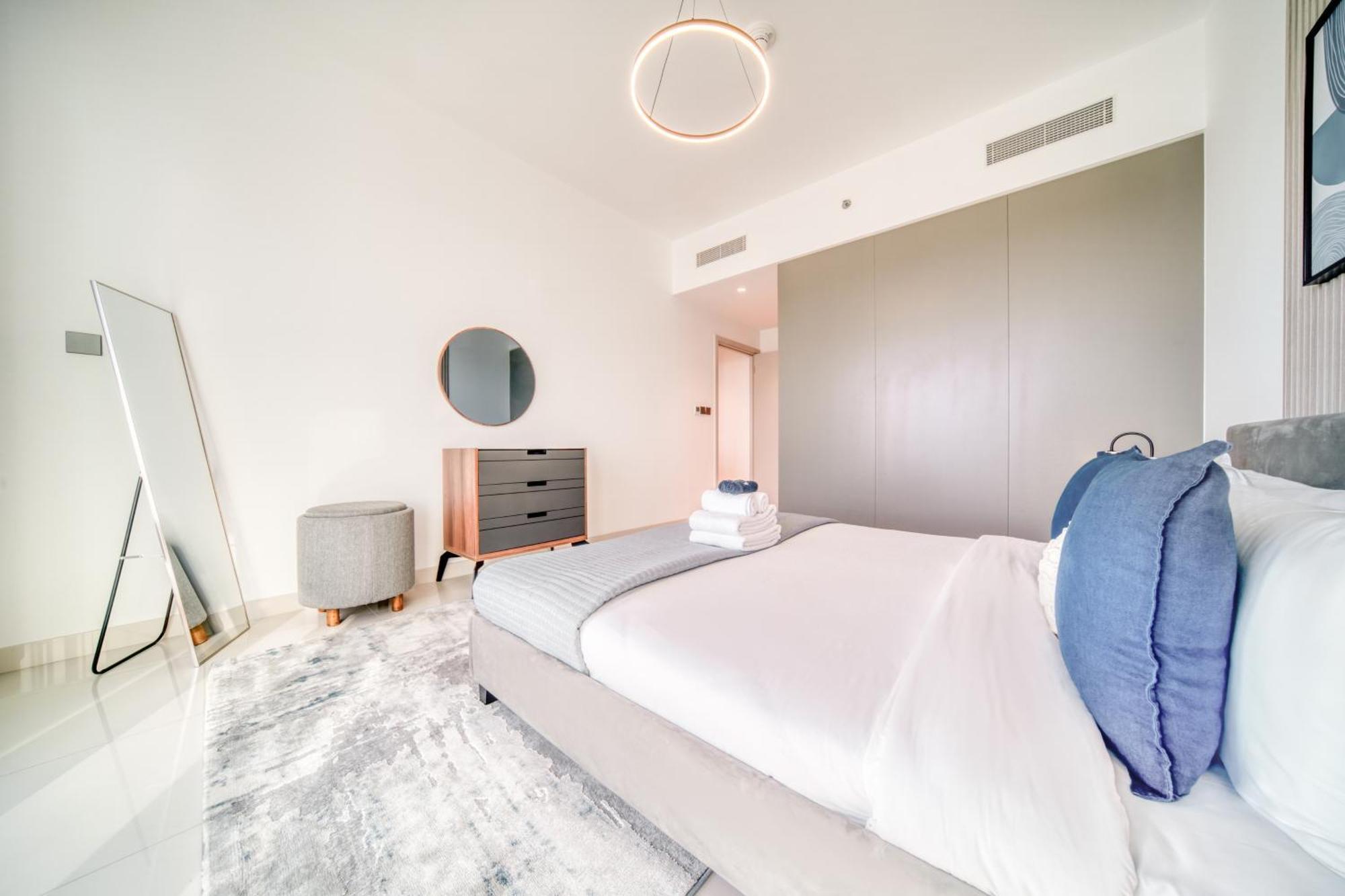 Emaar Front 2br With Sea & Marina Skyline Views Apartment
