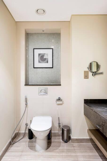 Stunning High Floor I 1bhk I Bills Included Apartment *