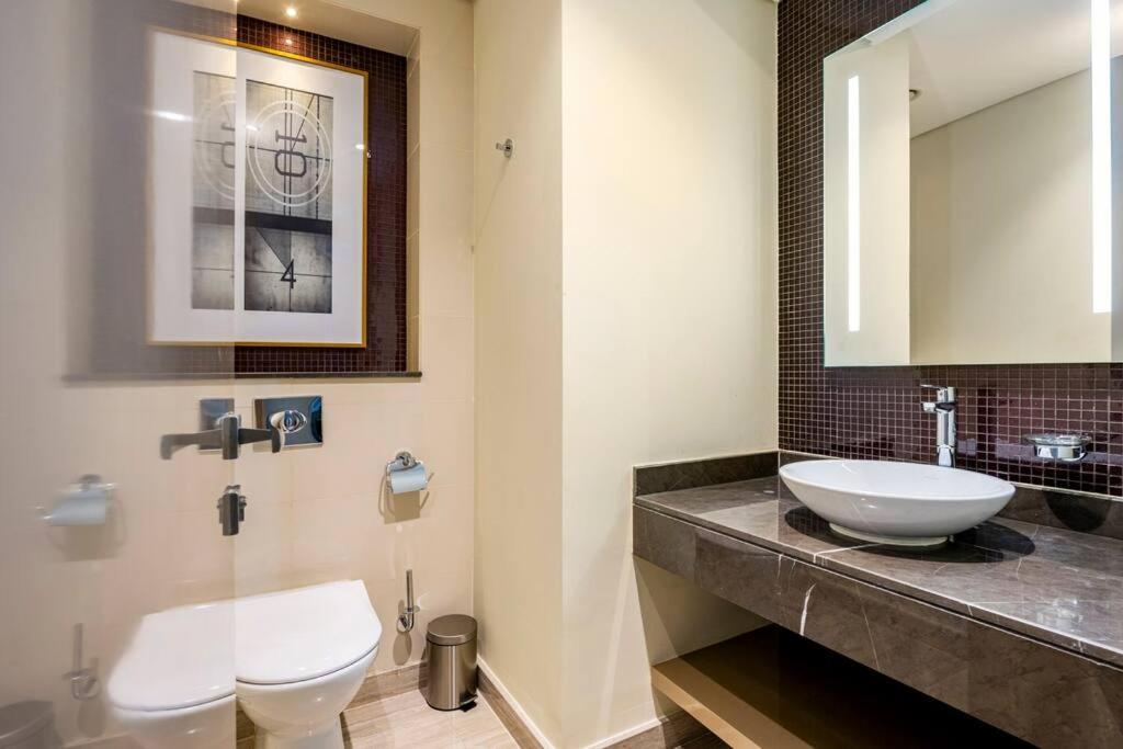 Apartment Stunning High Floor I 1bhk I Bills Included *