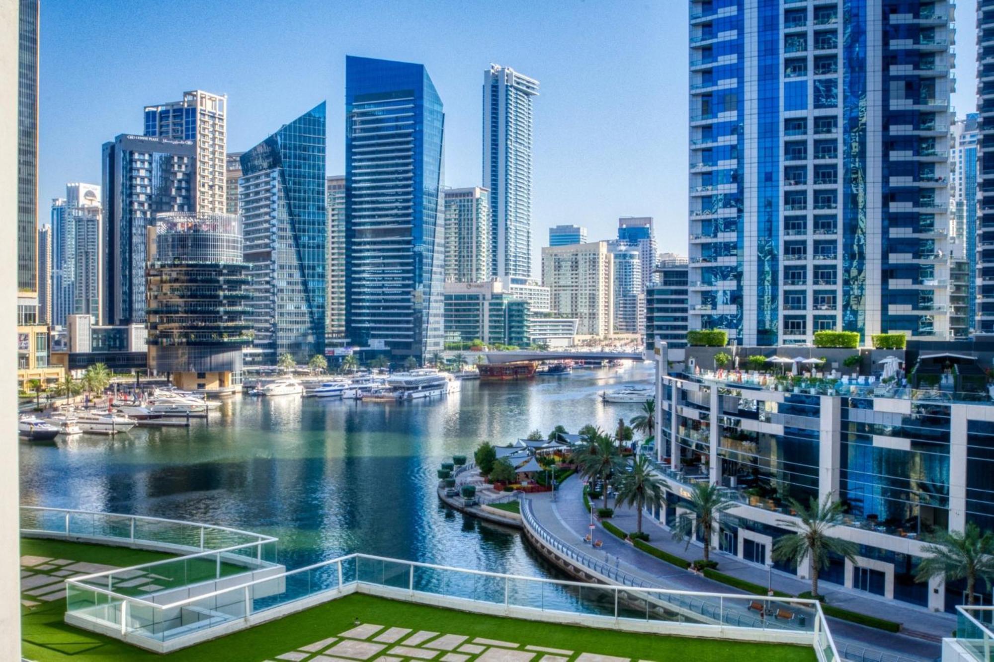 Marina-front Modern Space With Balcony Apartment