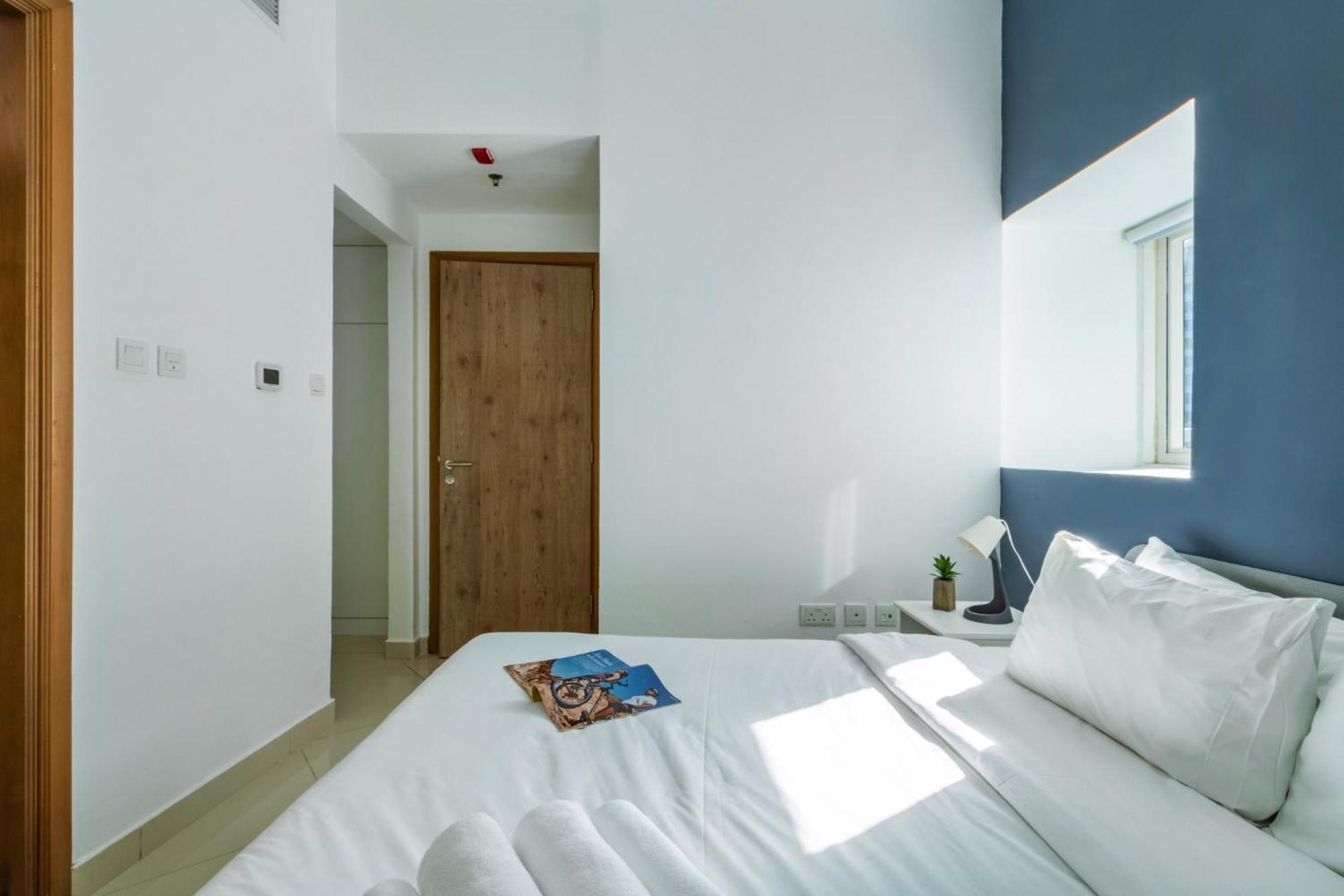 Marina-front Modern Space With Balcony Apartment *