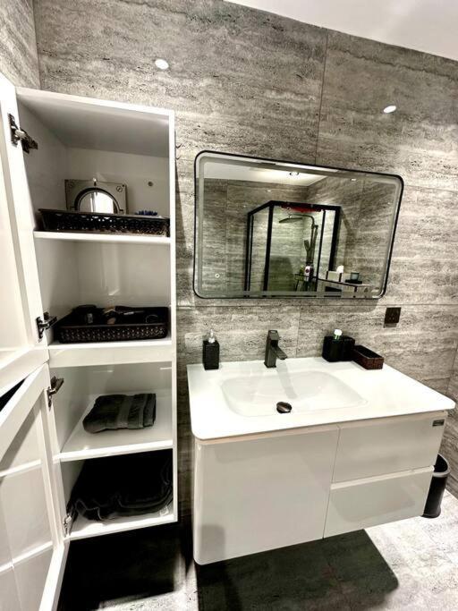 Luxury One Bedroom ! * Dubai