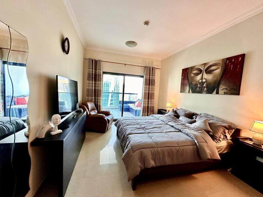 Luxury One Bedroom ! *