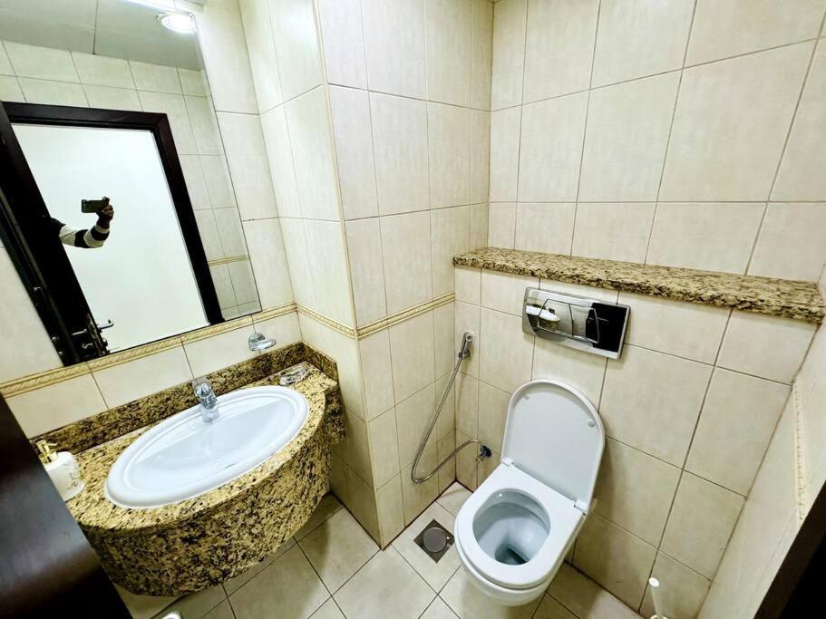 Sea View 1 Bedroom Flat, Luxury Amenities, Near & Club With Free Parking In Marina Dubai