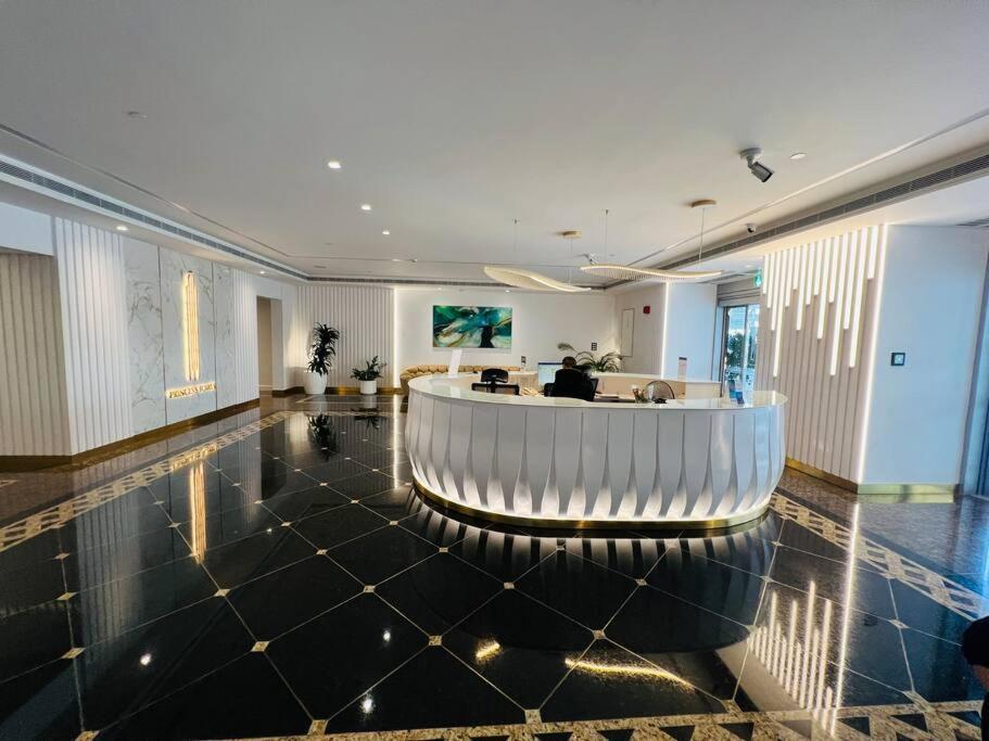 Sea View 1 Bedroom Flat, Luxury Amenities, Near & Club With Free Parking In Marina Apartment