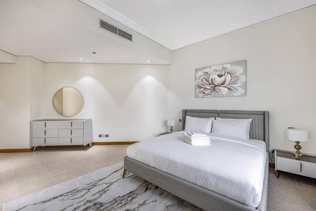 Breathtaking 3 Beds ,beach Access, Fully Upgraded Apartment *