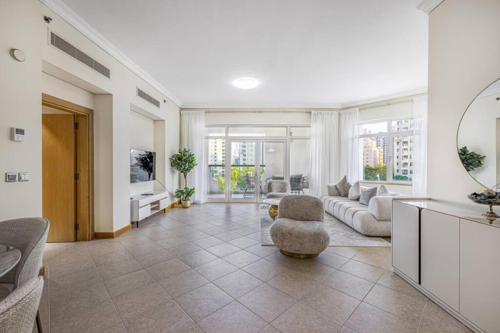 Breathtaking 3 Beds ,beach Access, Fully Upgraded Dubai