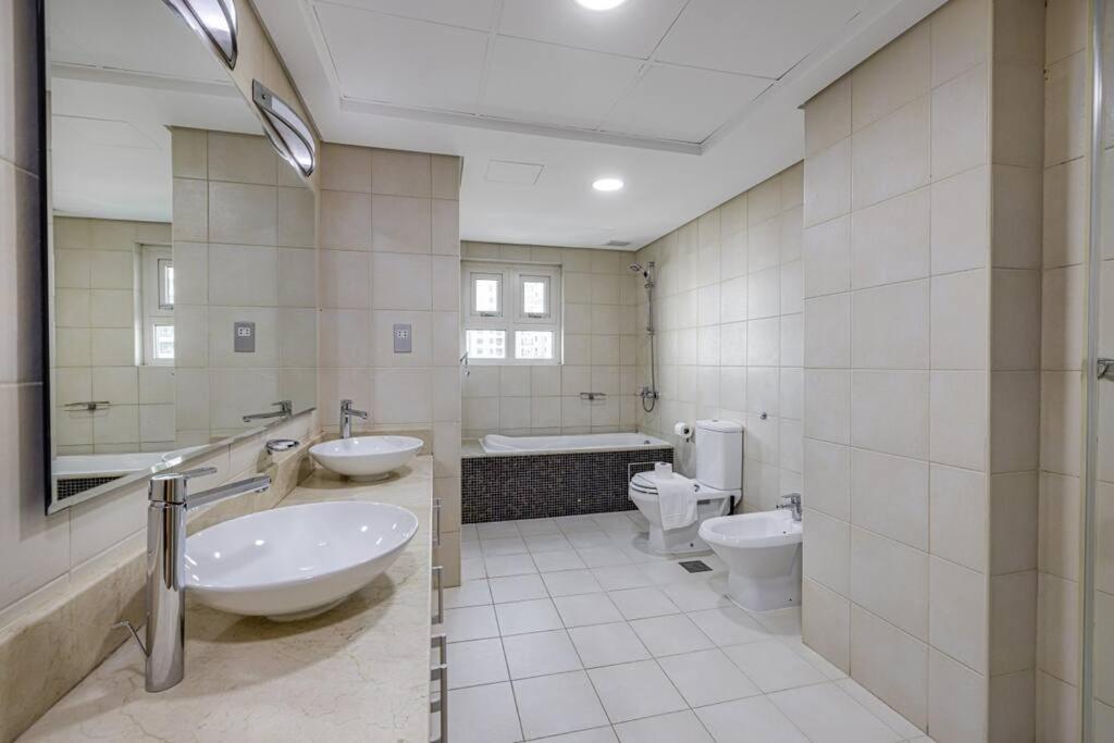 Breathtaking 3 Beds ,beach Access, Fully Upgraded Dubai