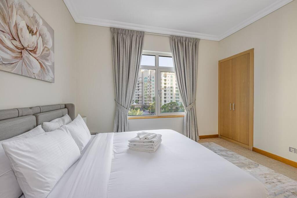 Breathtaking 3 Beds ,beach Access, Fully Upgraded Apartment *