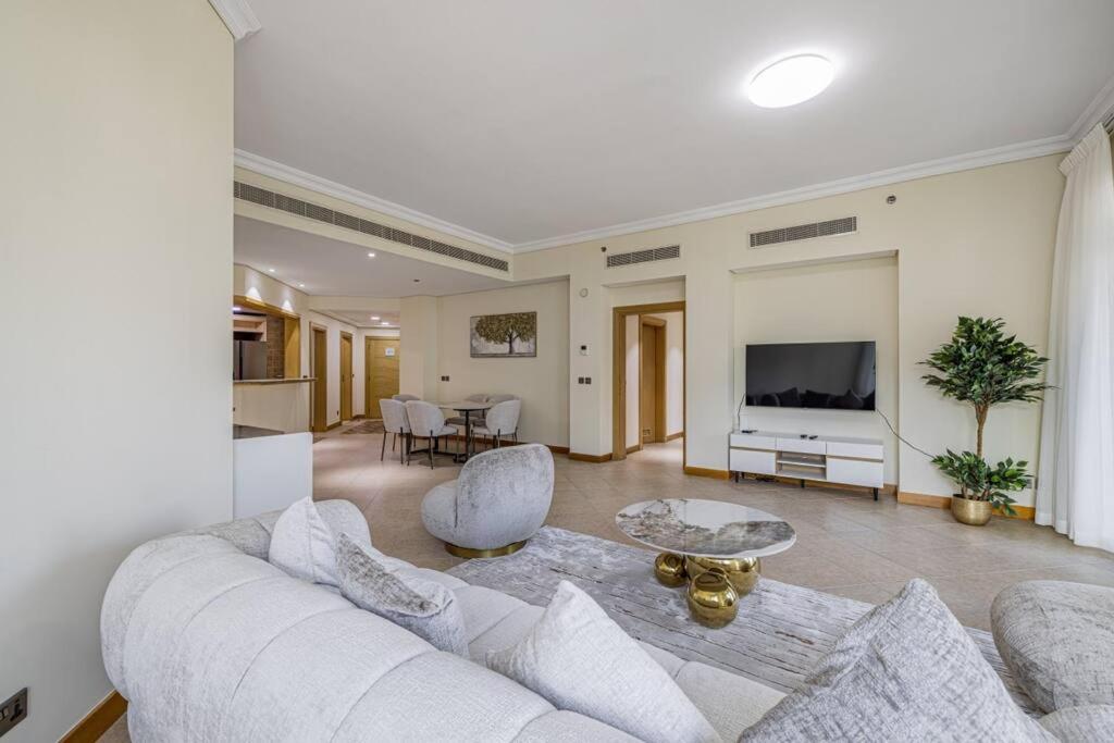 Breathtaking 3 Beds ,beach Access, Fully Upgraded Dubai