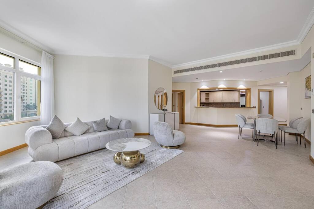Apartment Breathtaking 3 Beds ,beach Access, Fully Upgraded Dubai