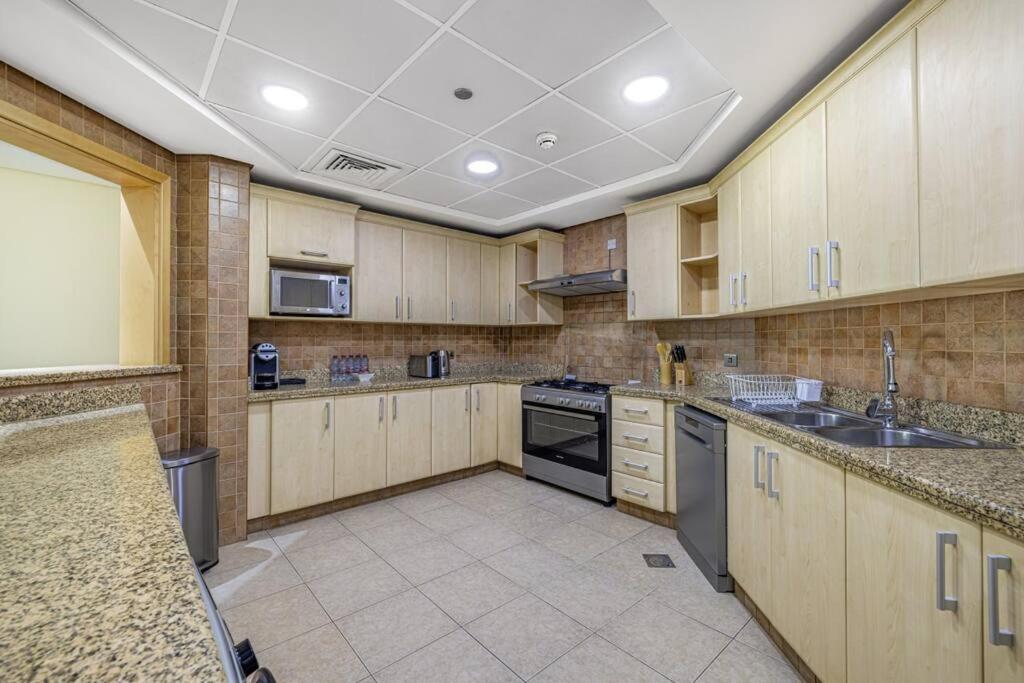 Breathtaking 3 Beds ,beach Access, Fully Upgraded * Dubai