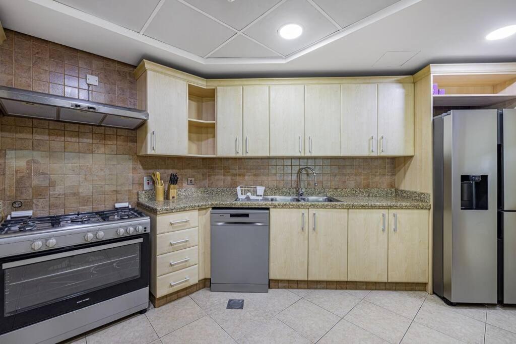 Breathtaking 3 Beds ,beach Access, Fully Upgraded Apartment