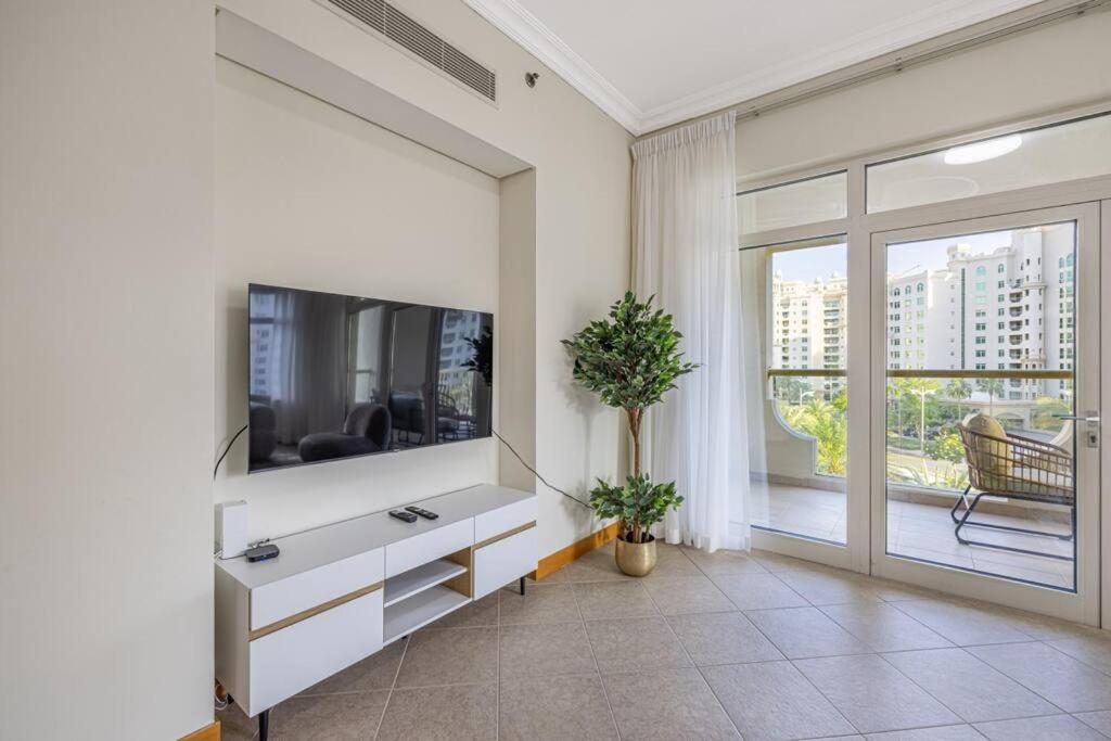 Apartment Breathtaking 3 Beds ,beach Access, Fully Upgraded *