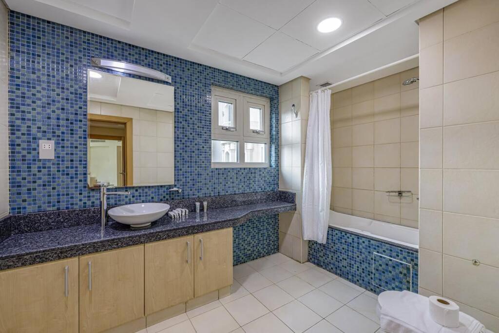 Breathtaking 3 Beds ,beach Access, Fully Upgraded