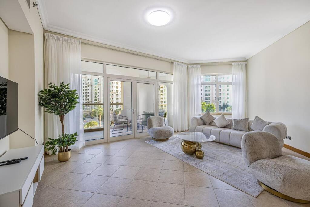 Breathtaking 3 Beds ,beach Access, Fully Upgraded Apartment Dubai