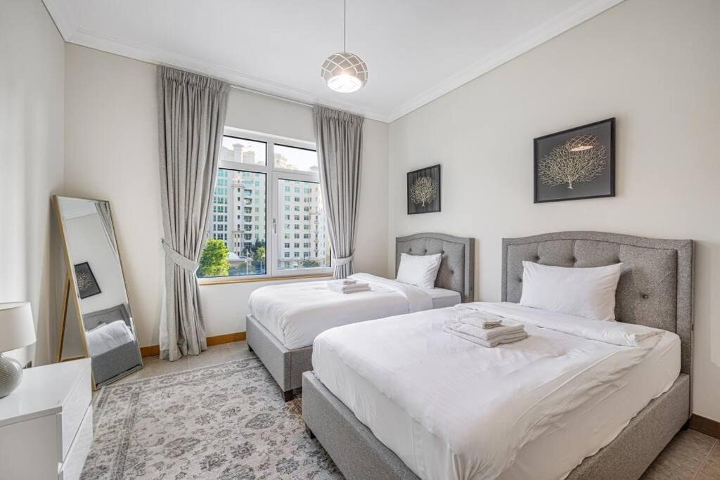 Breathtaking 3 Beds ,beach Access, Fully Upgraded *