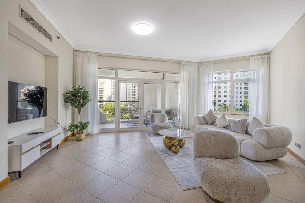Breathtaking 3 Beds ,beach Access, Fully Upgraded Apartment