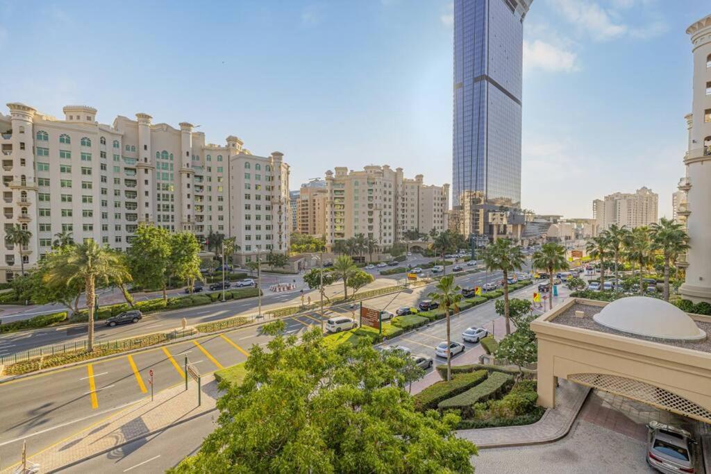 Breathtaking 3 Beds ,beach Access, Fully Upgraded Apartment *