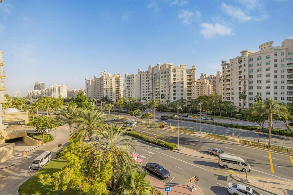 Breathtaking 3 Beds ,beach Access, Fully Upgraded Apartment *