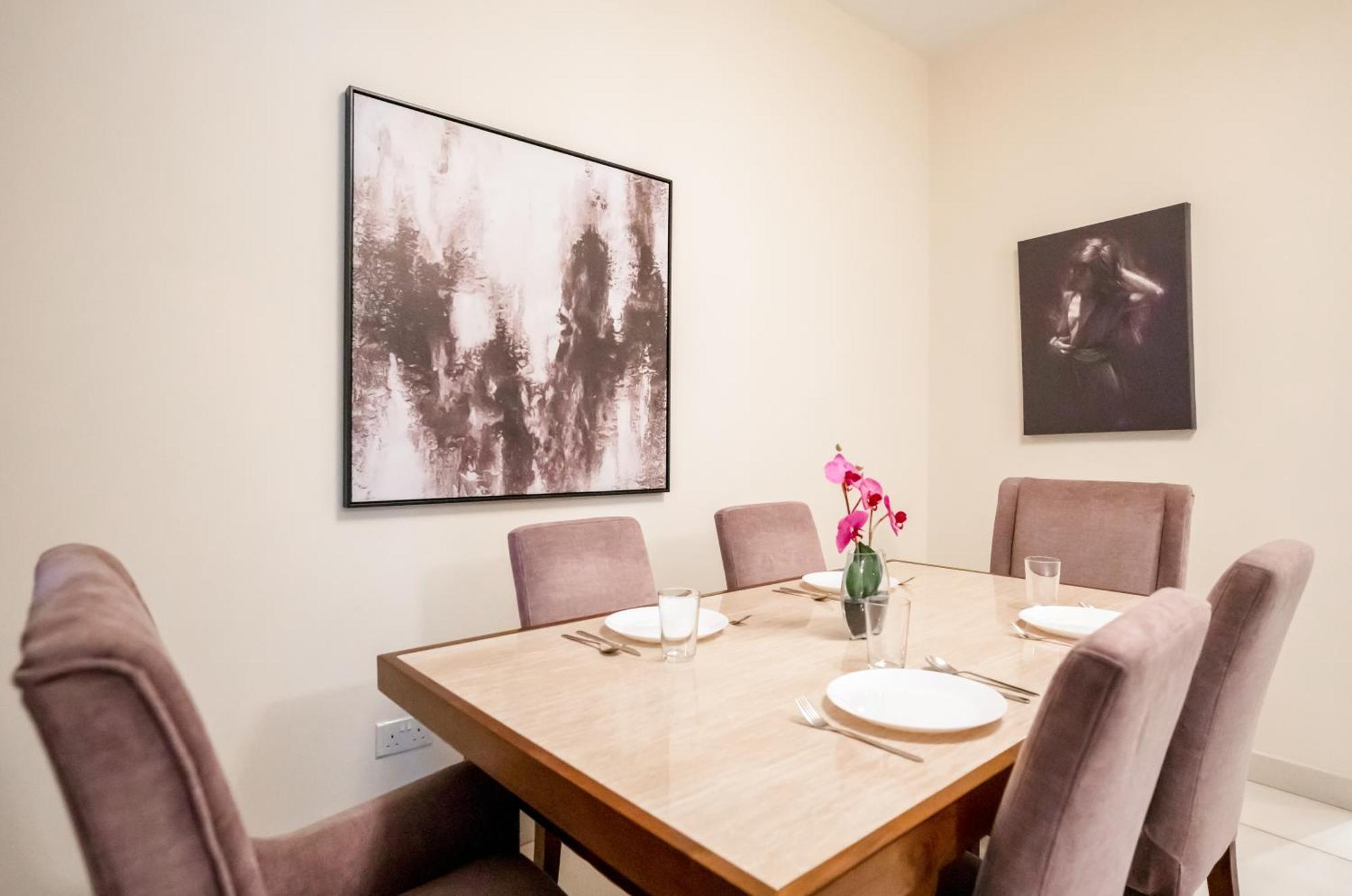 Vacay Lettings - Loft Downtown * Dubai
