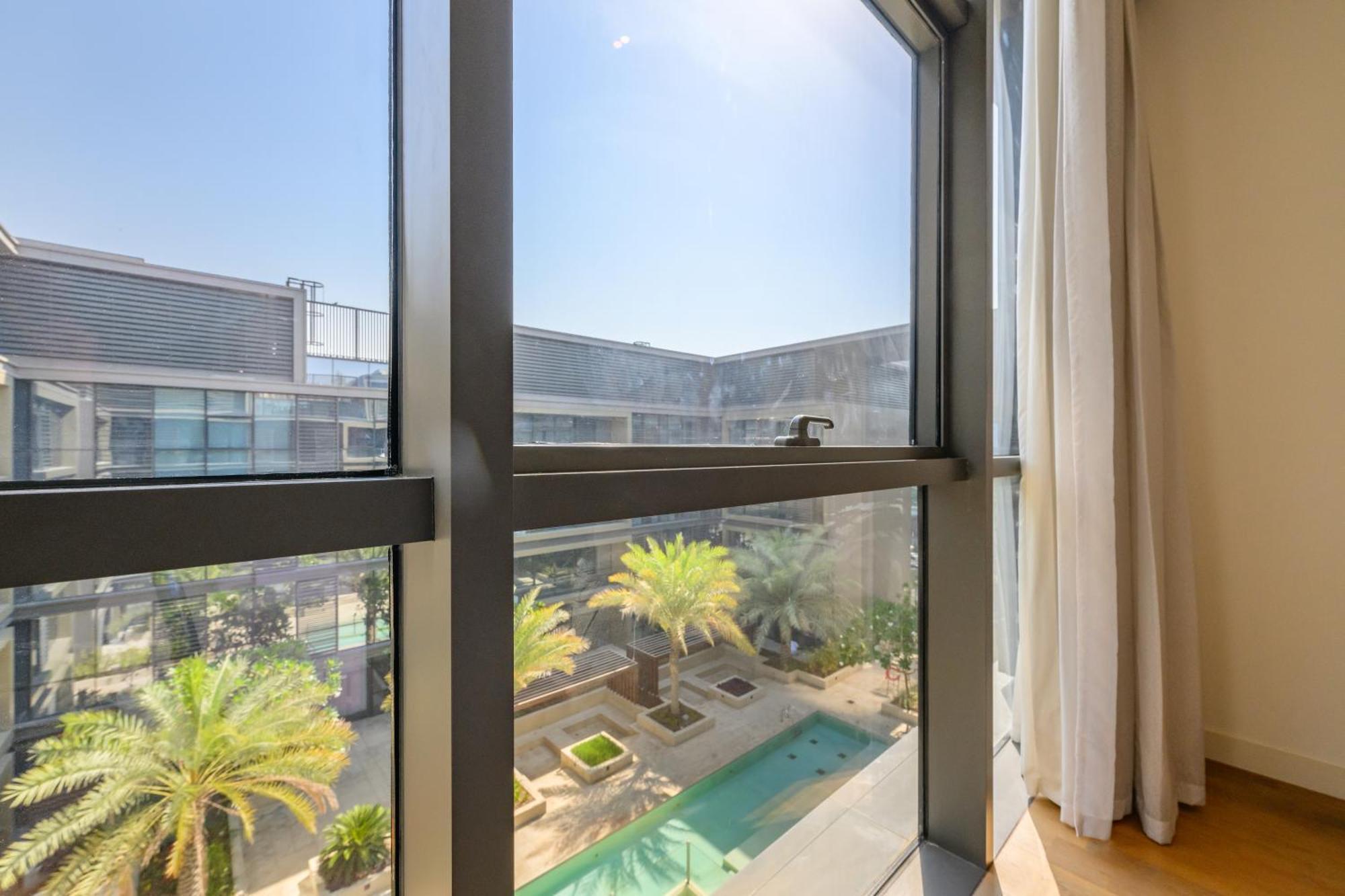 Radiant 1 Bedroom In Walk *