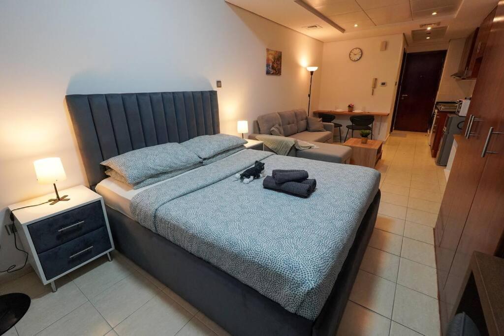 Unwind Above The Clouds, High Floor Gem Near Jbr, Marina & Dmcc Metro Daire *