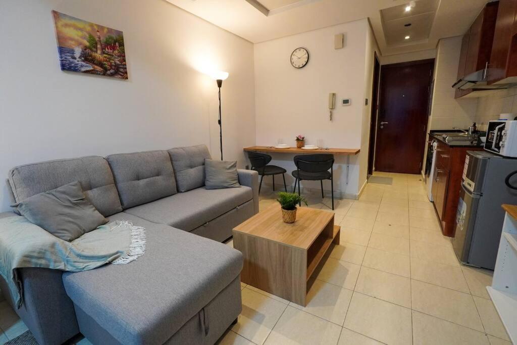 Unwind Above The Clouds, High Floor Gem Near Jbr, Marina & Dmcc Metro *
