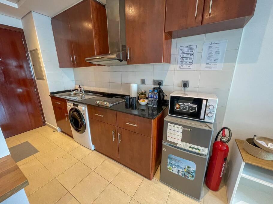 Unwind Above The Clouds, High Floor Gem Near Jbr, Marina & Dmcc Metro Daire *