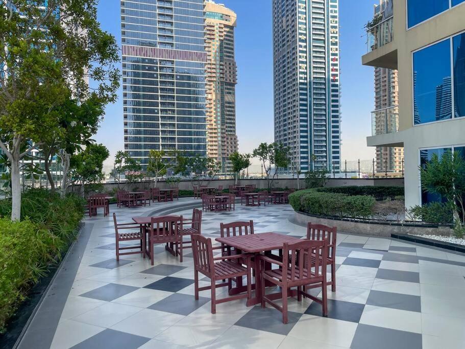 Unwind Above The Clouds, High Floor Gem Near Jbr, Marina & Dmcc Metro Apartment *