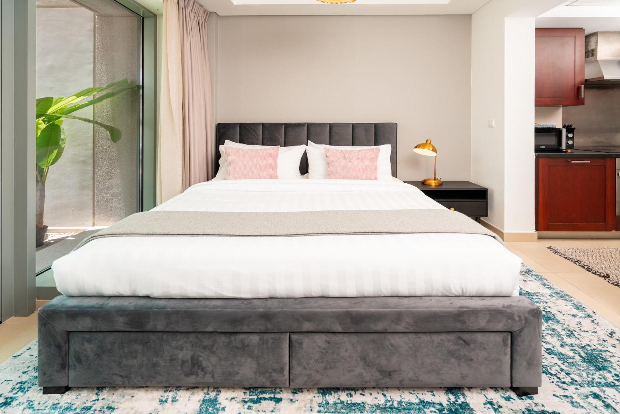 Prime Retreats - 29 Emaar Boulevard Downtown Apartment Dubai