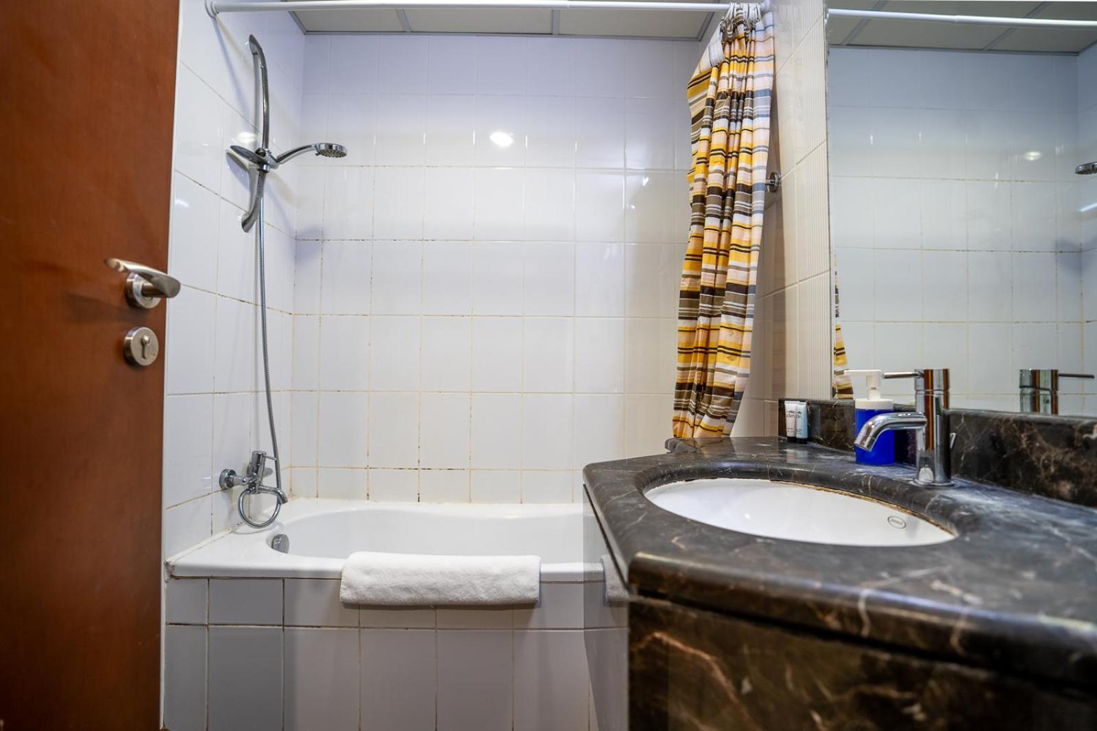 Rh- Contemporary Studio, Downtown, Near Mall & Burj Khalifa