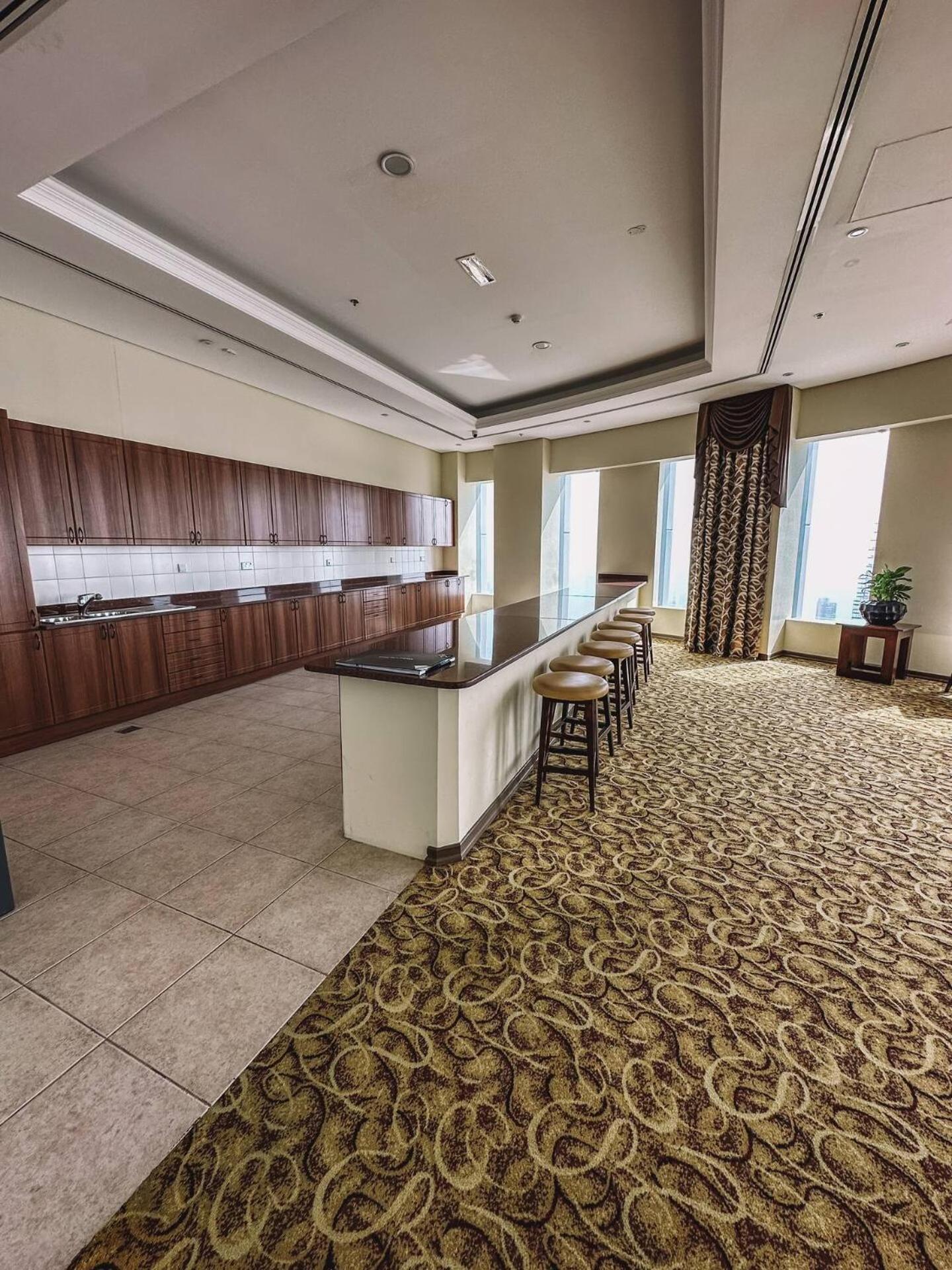Luxurios One Bedroom High Floor Apartment *