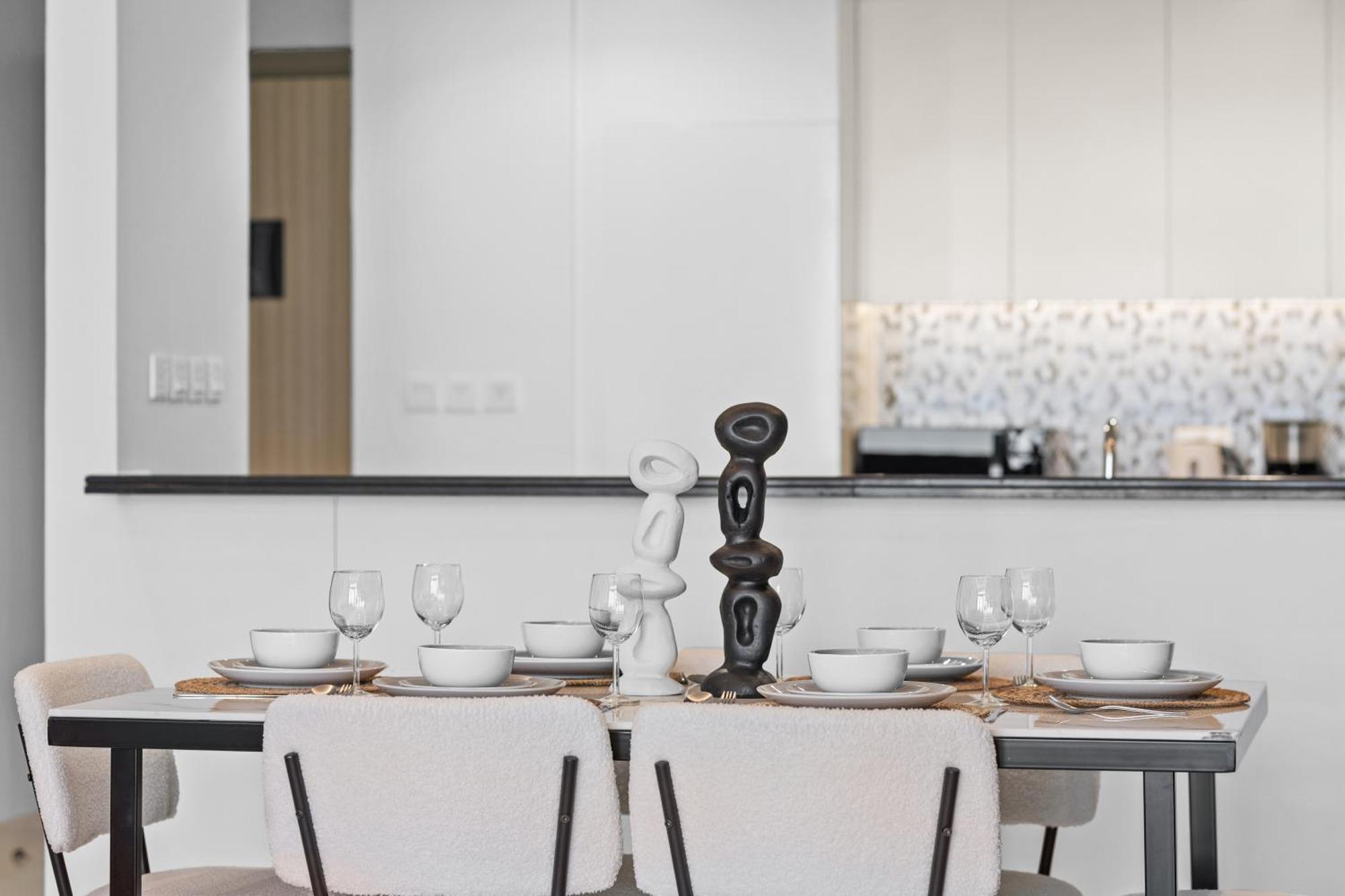 Luxury With Burj Khalifa Views & Infinity Pool Apartment *