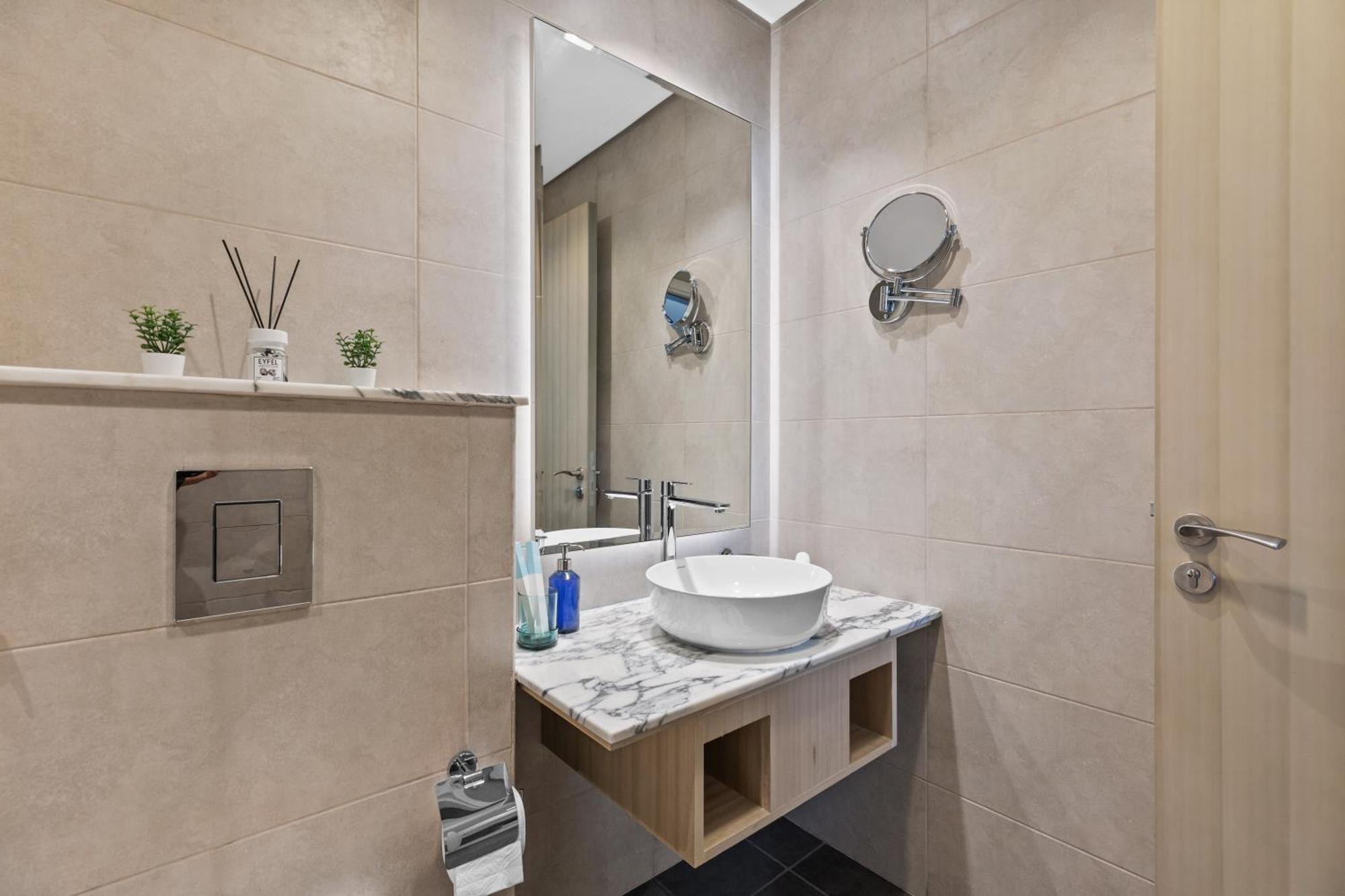 Luxury With Burj Khalifa Views & Infinity Pool Apartment *