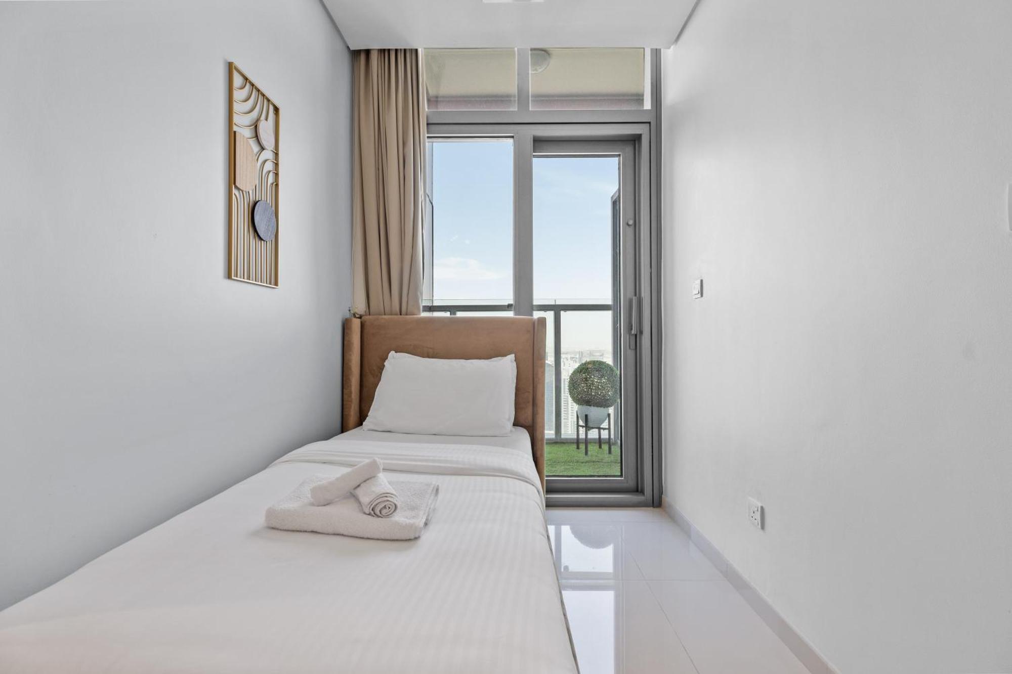 Apartment Luxury With Burj Khalifa Views & Infinity Pool *