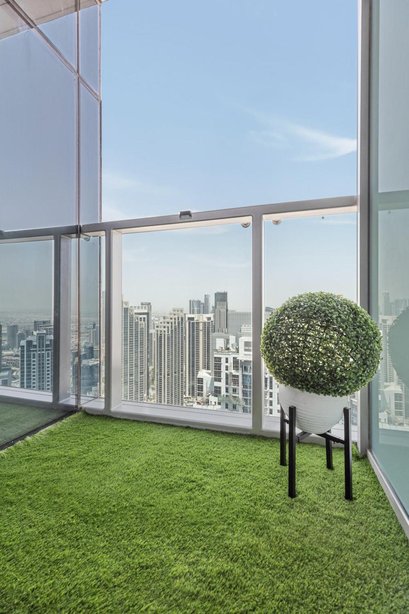 Luxury With Burj Khalifa Views & Infinity Pool