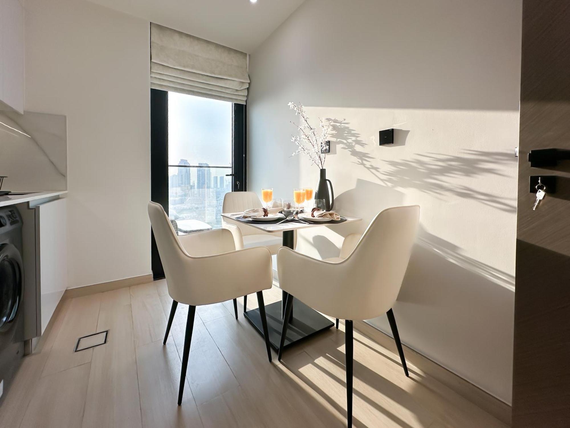 Trophy - The Promenade W Workstation In Jvc Apartment
