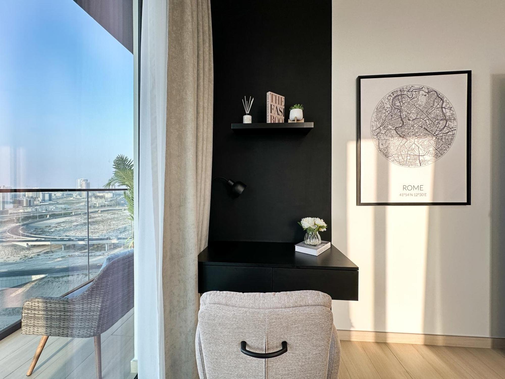 Trophy - The Promenade W Workstation In Jvc Apartment