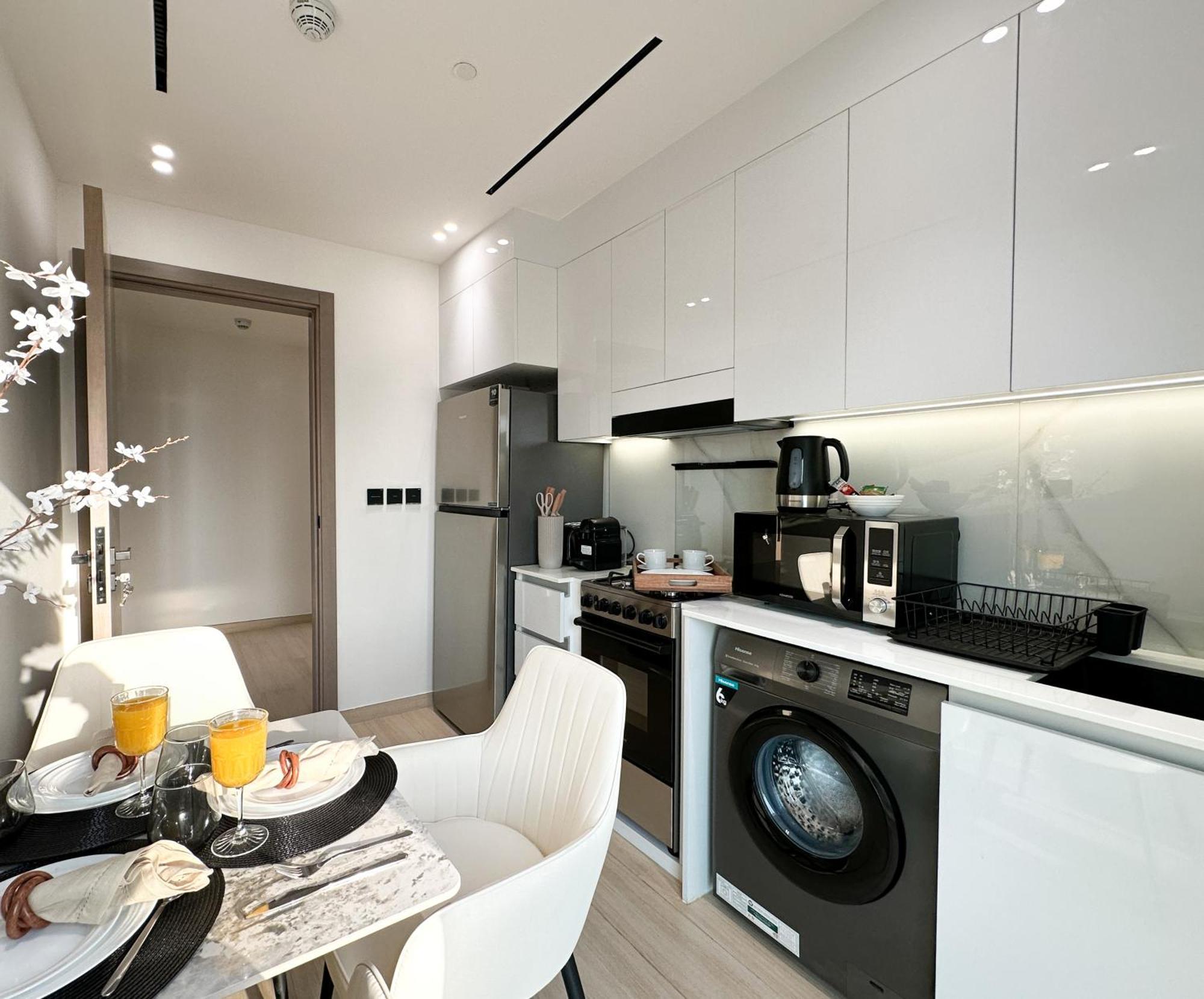 Trophy - The Promenade W Workstation In Jvc Apartment *