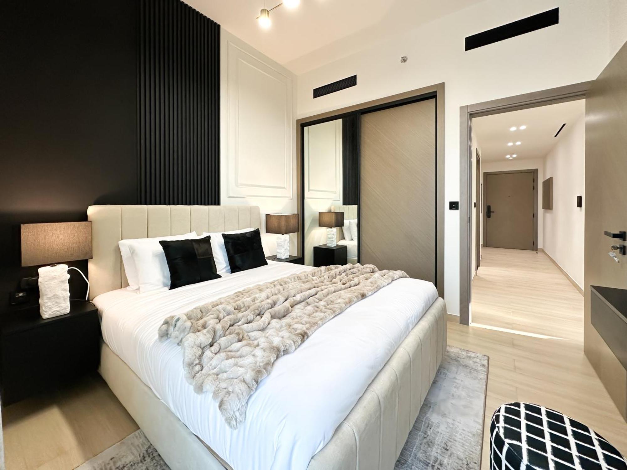 Trophy - The Promenade W Workstation In Jvc Apartment