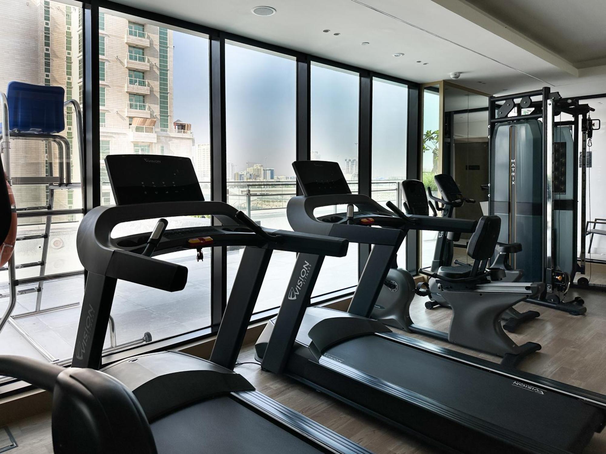 Trophy - The Promenade W Workstation In Jvc Apartment *