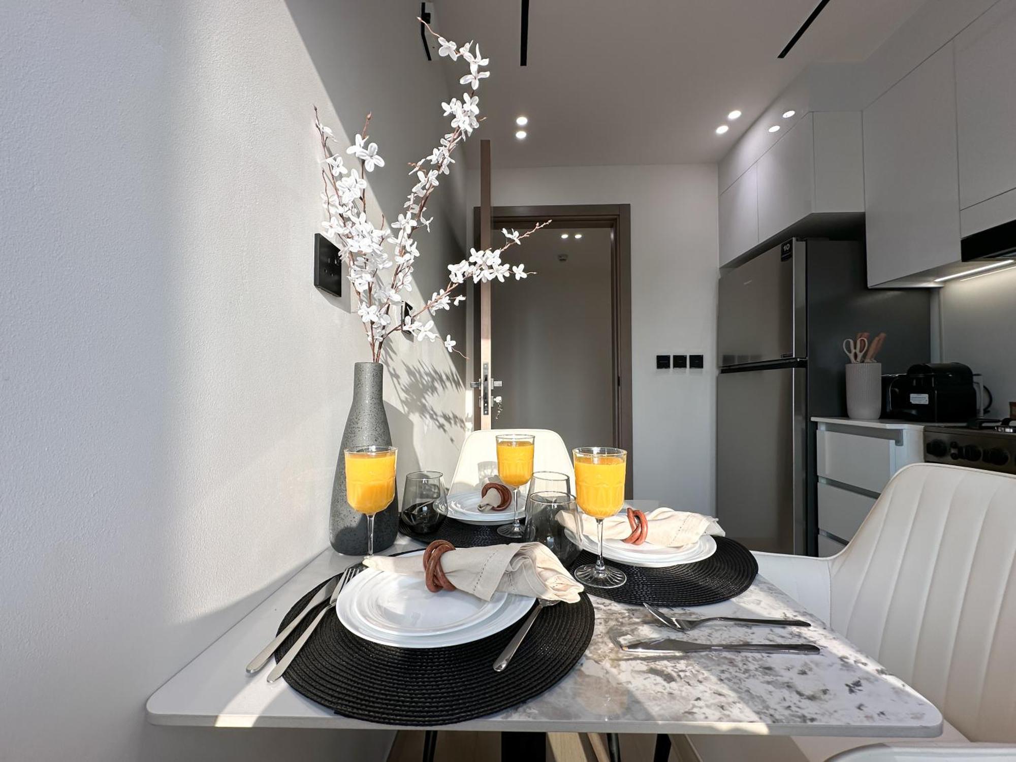 Trophy - The Promenade W Workstation In Jvc Apartment *