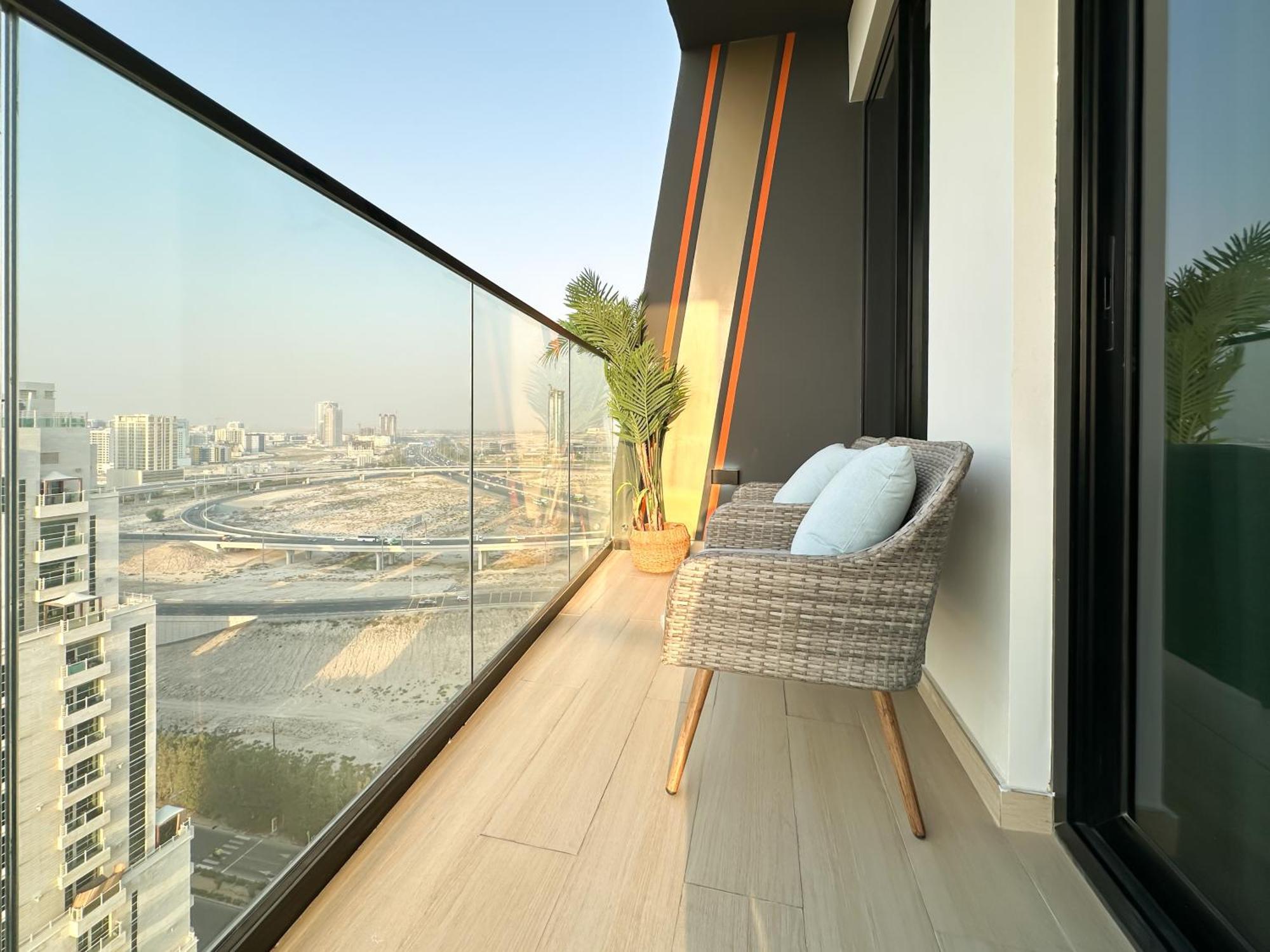Trophy - The Promenade W Workstation In Jvc Apartment