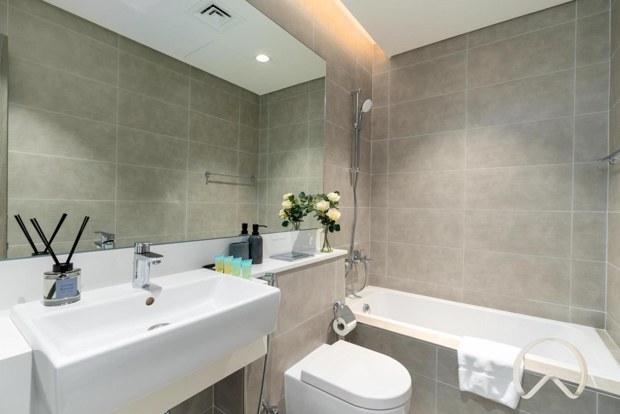 Oraya - Sleek 1br In District One , Direct Lagoon Access *