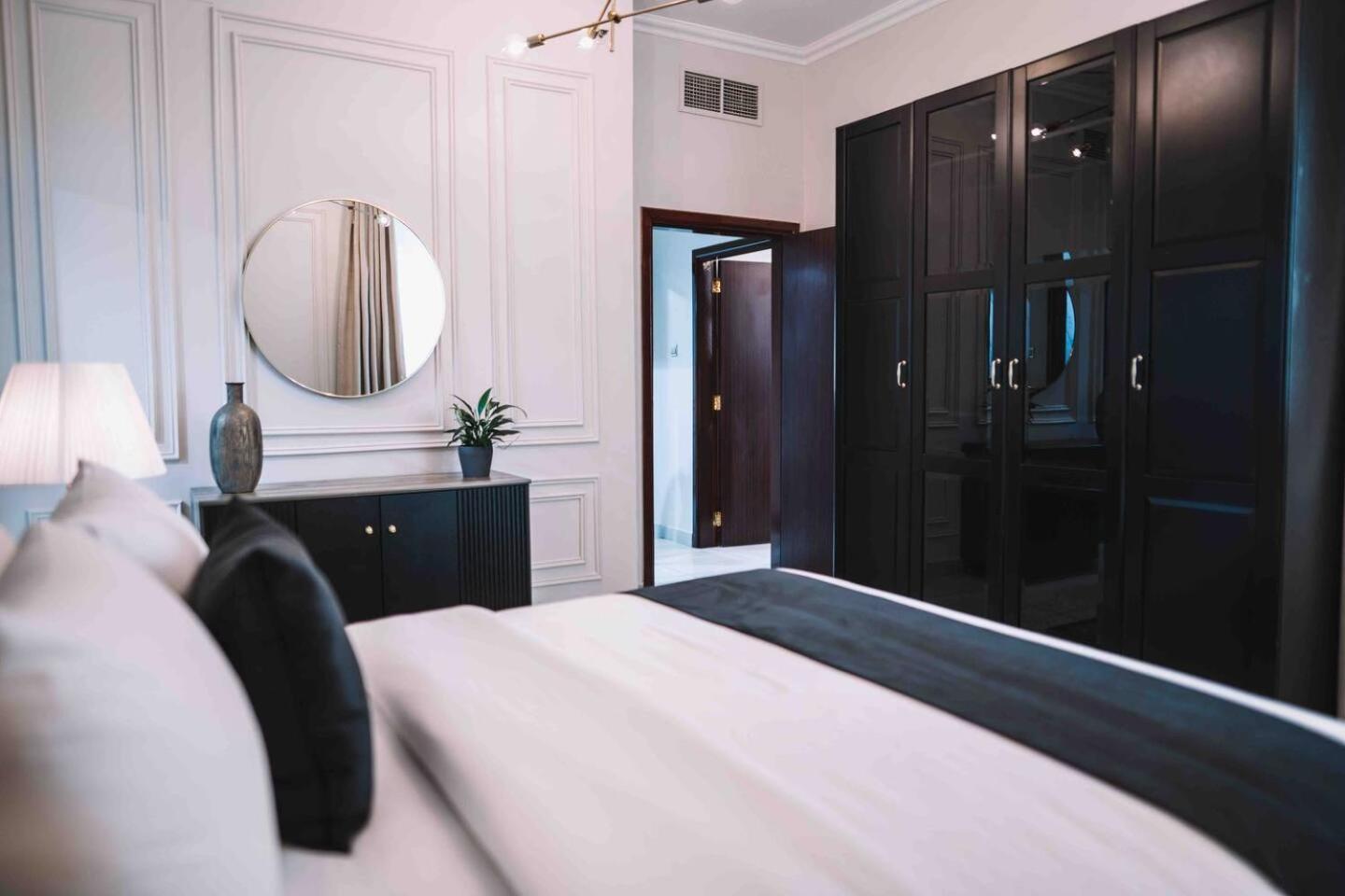 Gorgeous And Sea Views From A High-rise Dubai