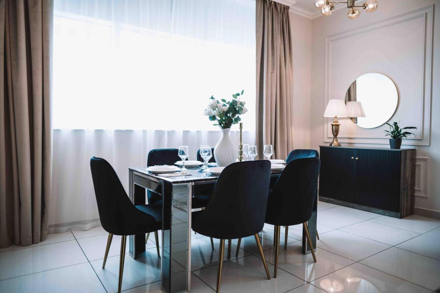 Gorgeous And Sea Views From A High-rise Dubai