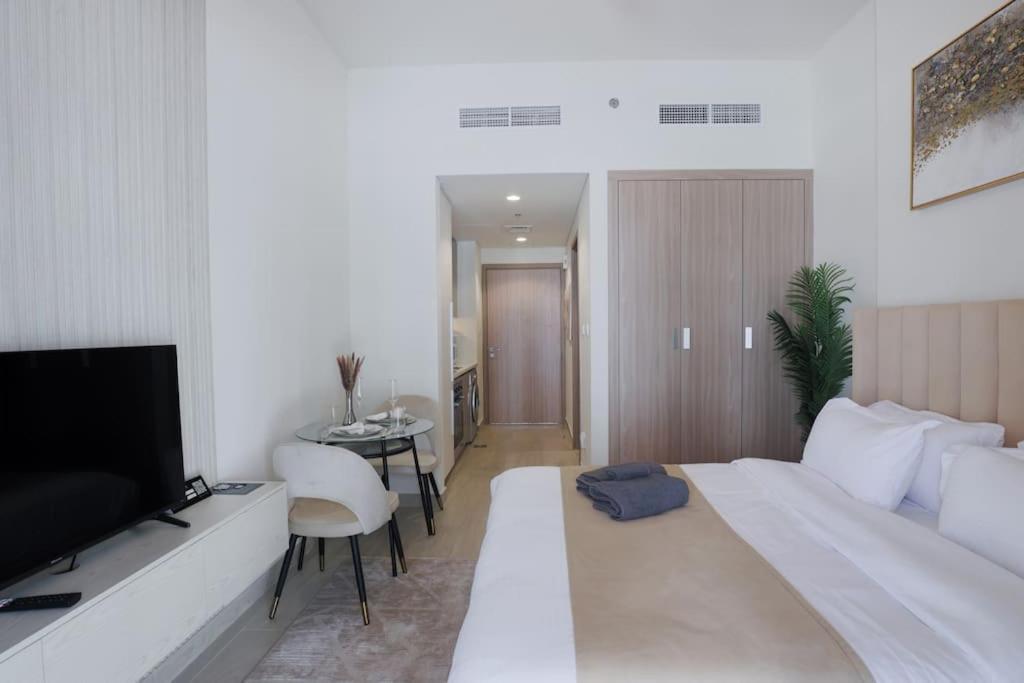 Elegant In Azizi Riviera