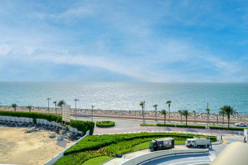 Luxurious Palm Jumeirah With Sea Views Dubai